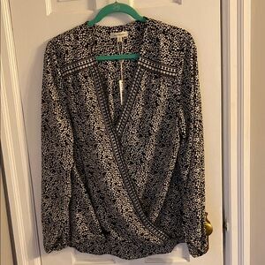 MAX STUDIO Women's Black and White Patterned V Neck Top Size XL. NWT